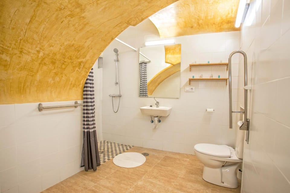Shower, Toilet