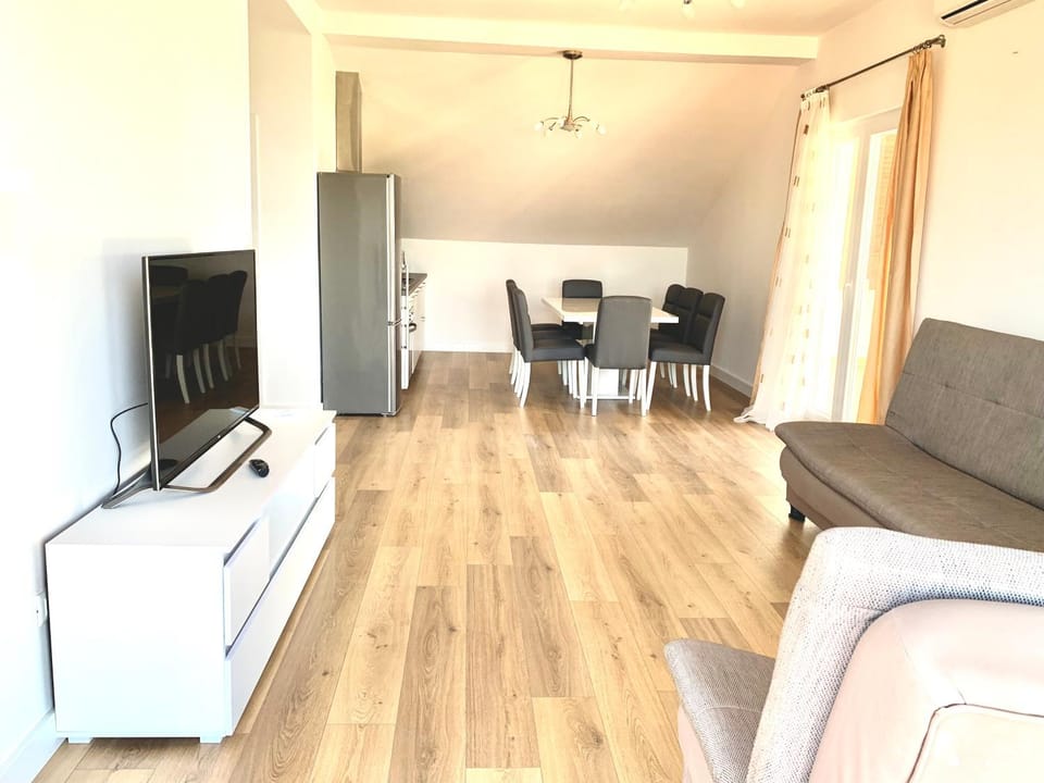 Communal lounge/ TV room, TV and multimedia, Living room, Seating area, Dining area