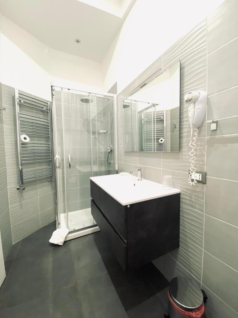 Shower, Bathroom, bidet, heating, towels