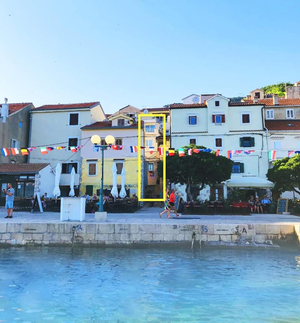 Property building, Restaurant/places to eat, Facade/entrance, Day, Neighbourhood, Natural landscape, Summer, Sea view, Street view, Supermarket/grocery shop, Location