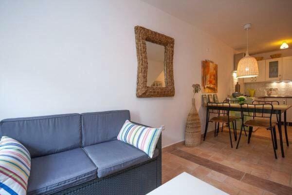TV and multimedia, Kitchen or kitchenette, Living room, Decorative detail, Seating area, Dining area