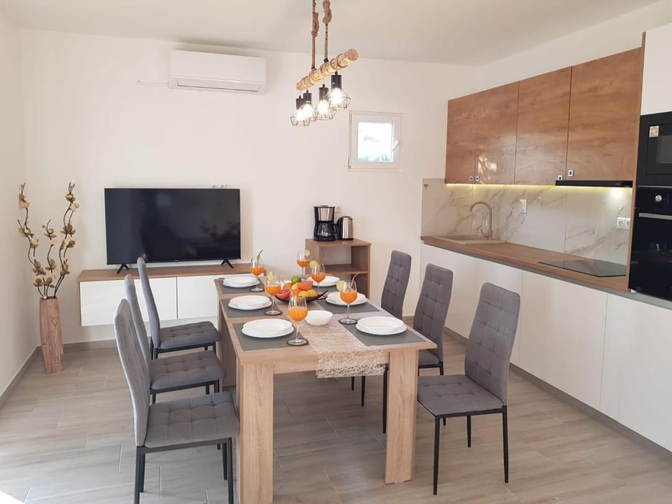 TV and multimedia, Dining area, dishwasher, air conditioner