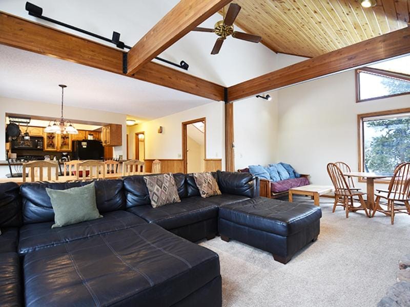 TV and multimedia, Kitchen or kitchenette, Living room, Seating area, Dining area, furniture