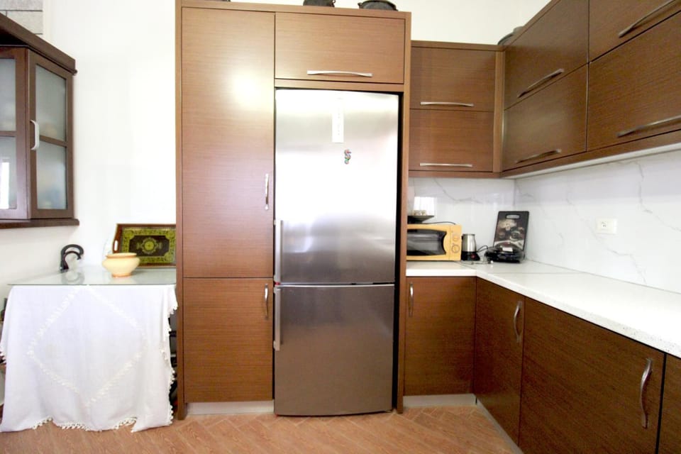Kitchen or kitchenette, minibar