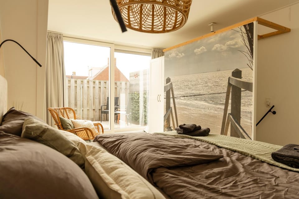 Bed, Decorative detail, Bedroom