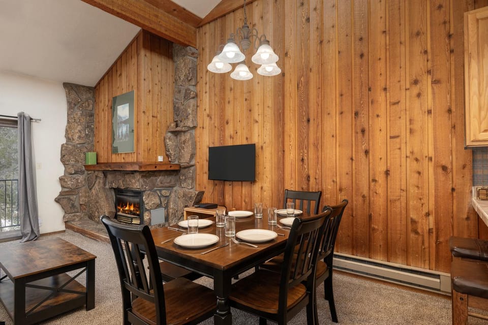 TV and multimedia, Dining area, fireplace, furniture