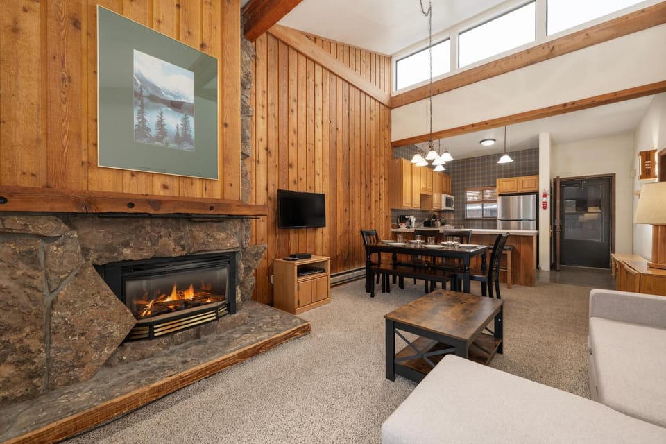 TV and multimedia, Kitchen or kitchenette, Living room, Dining area, fireplace, furniture