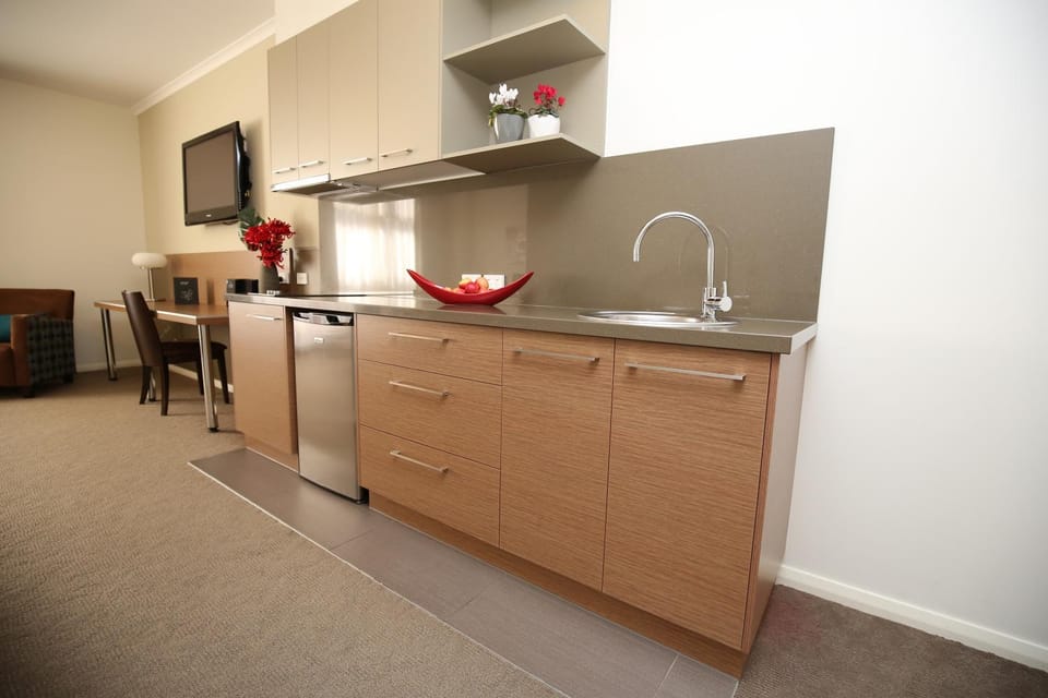 Kitchen or kitchenette, minibar, stove
