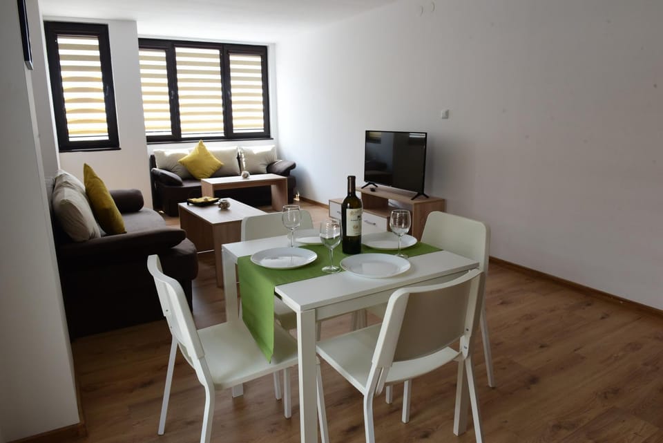 Coffee/tea facilities, Kitchen or kitchenette, Living room, Dining area