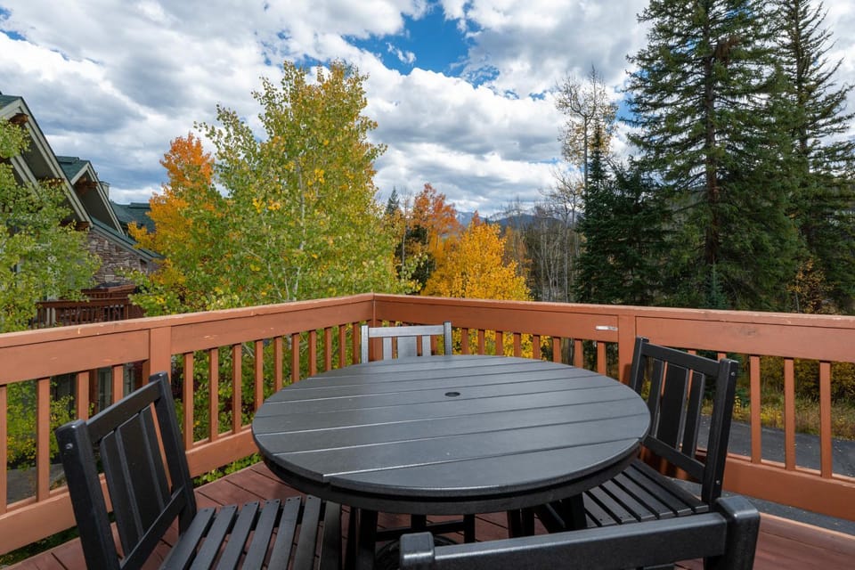 Day, Natural landscape, Balcony/Terrace, Seating area, Dining area, Autumn, Mountain view