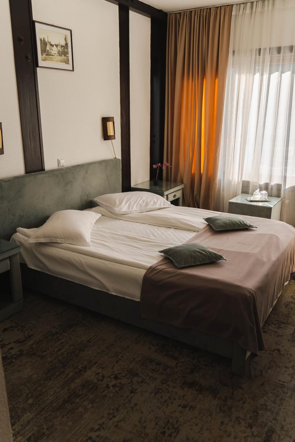 Bed, TV and multimedia, Photo of the whole room, towels