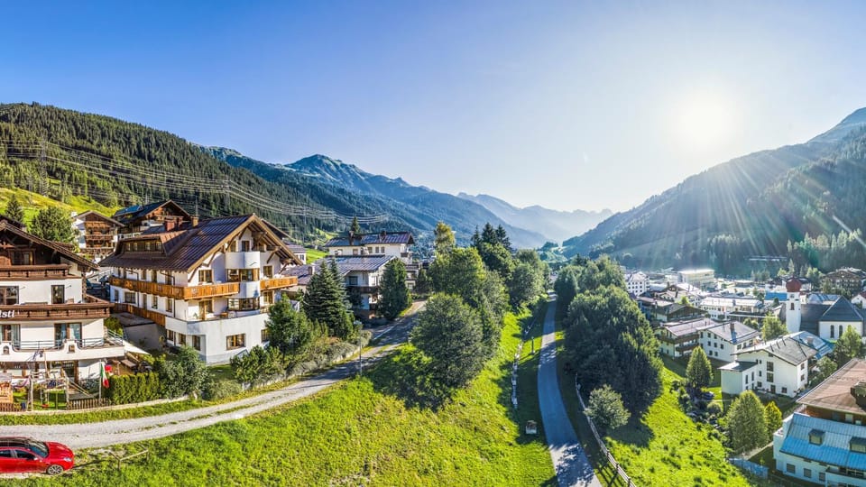 Neighbourhood, Bird's eye view, Mountain view