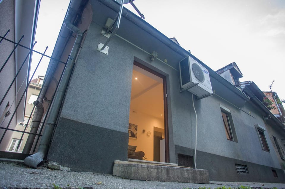 Property building, Patio, Balcony/Terrace