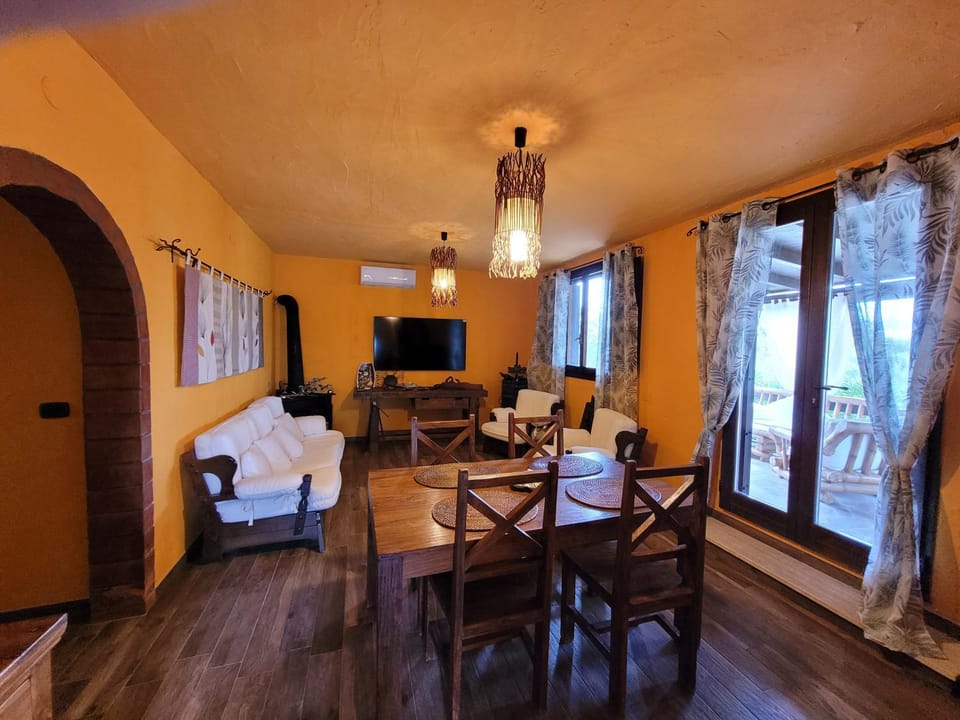 Communal lounge/ TV room, TV and multimedia, Living room, Seating area, Dining area, Evening entertainment
