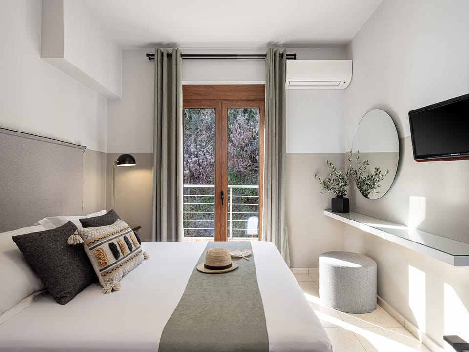 Bed, TV and multimedia, Photo of the whole room, Bedroom, air conditioner