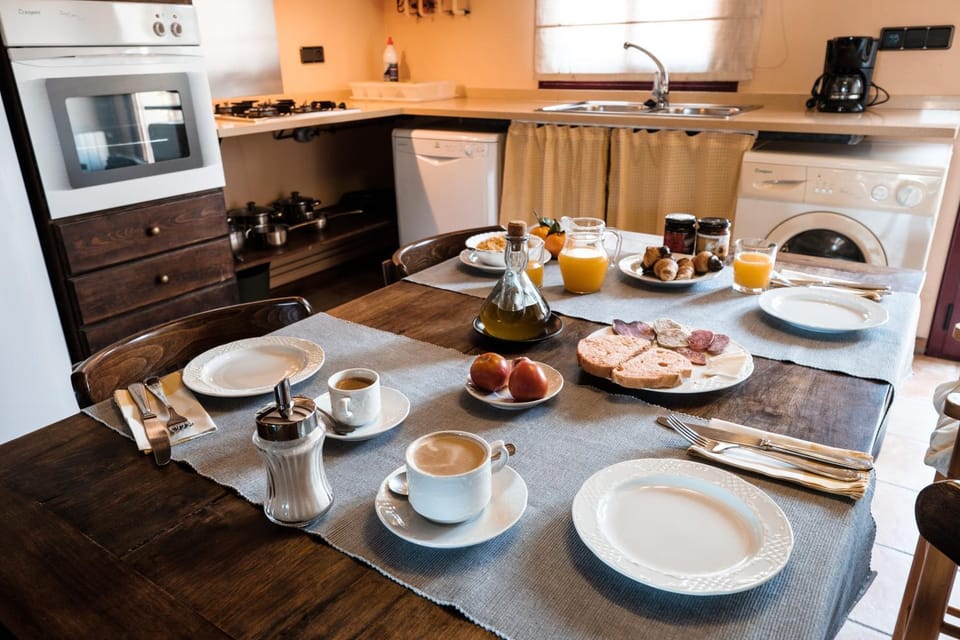 Kitchen or kitchenette, Food and drinks, Dining area