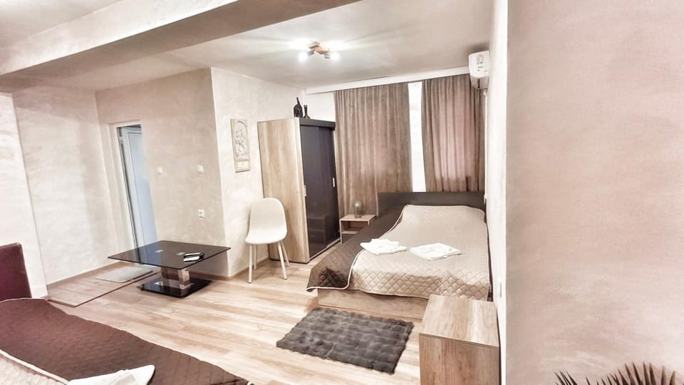Bed, Bathroom, Living room, Photo of the whole room, Seating area, Bedroom, towels