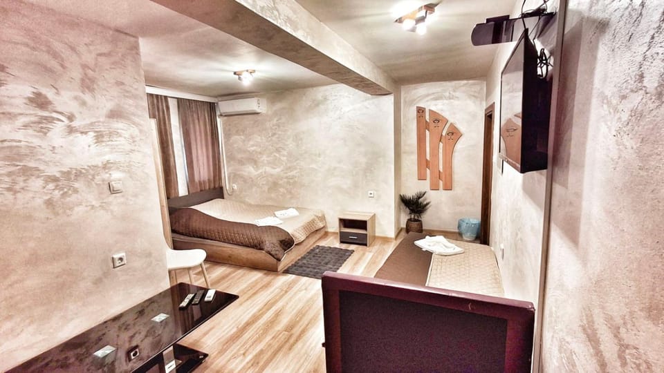 Bed, TV and multimedia, Living room, Photo of the whole room, Bedroom