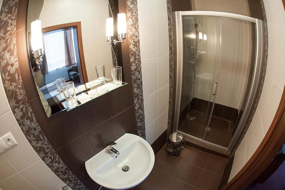 Shower, Toilet