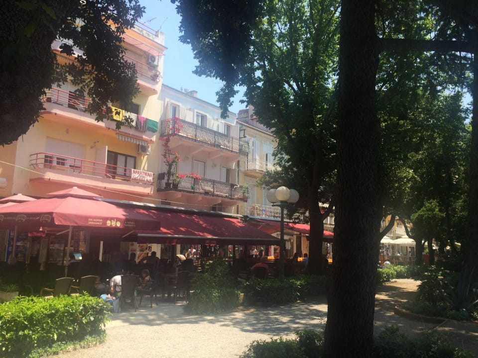 Facade/entrance, Food and drinks