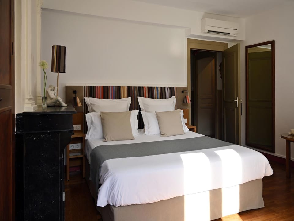 Bed, Bedroom, air conditioner