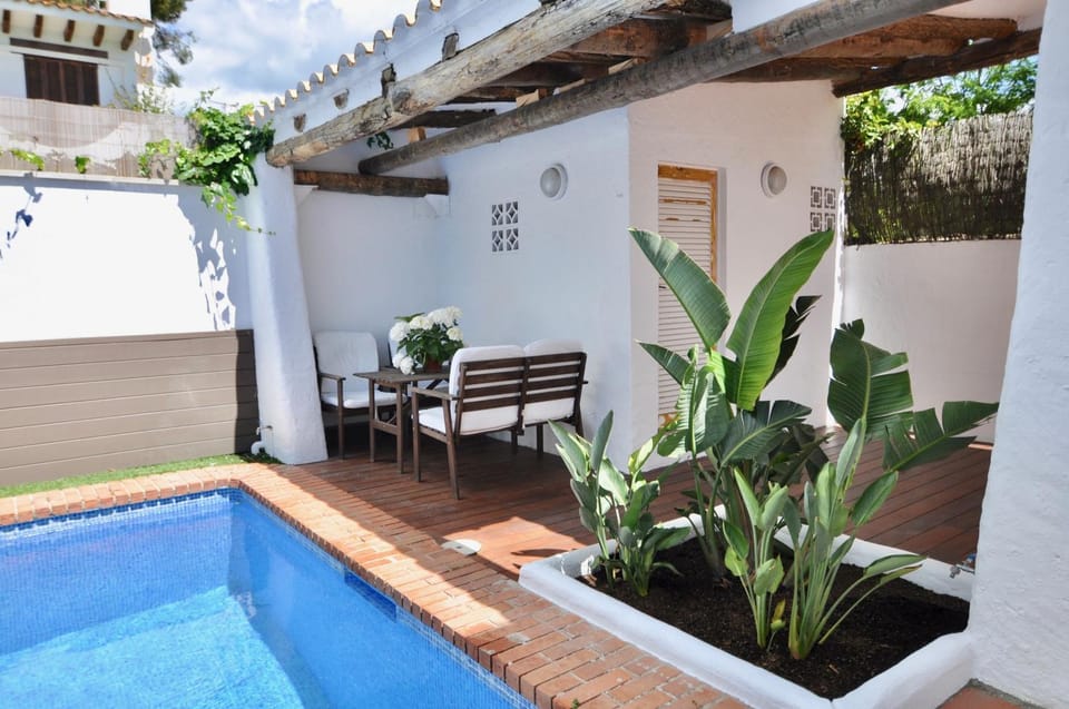 Patio, Swimming pool, Swimming pool