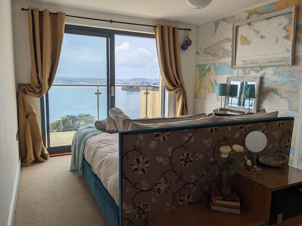 Panoramic sea views, sleeps 4, Torquay Apartment in Torquay