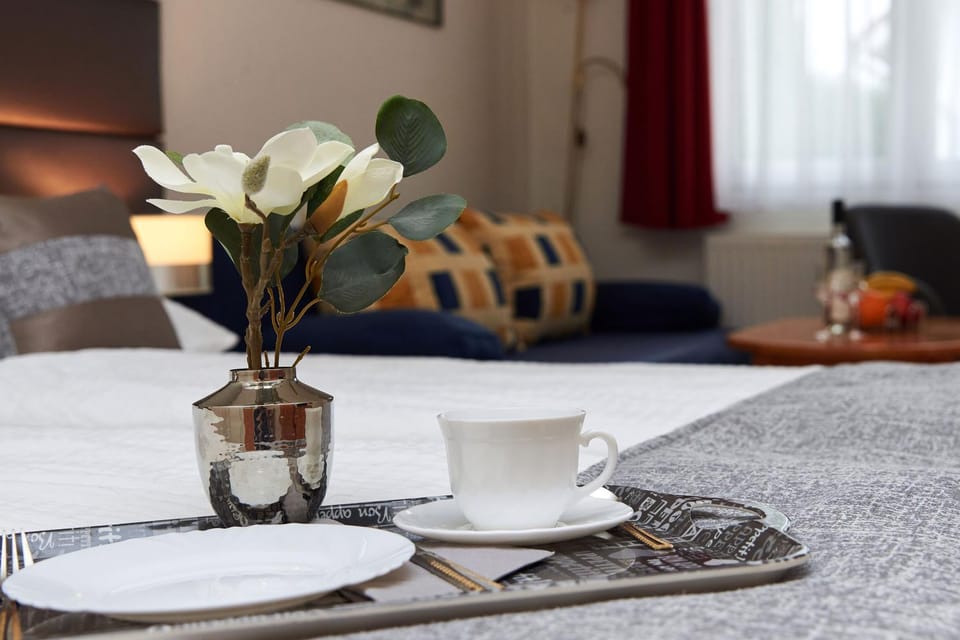 Bed, Seating area, Dining area, air conditioner