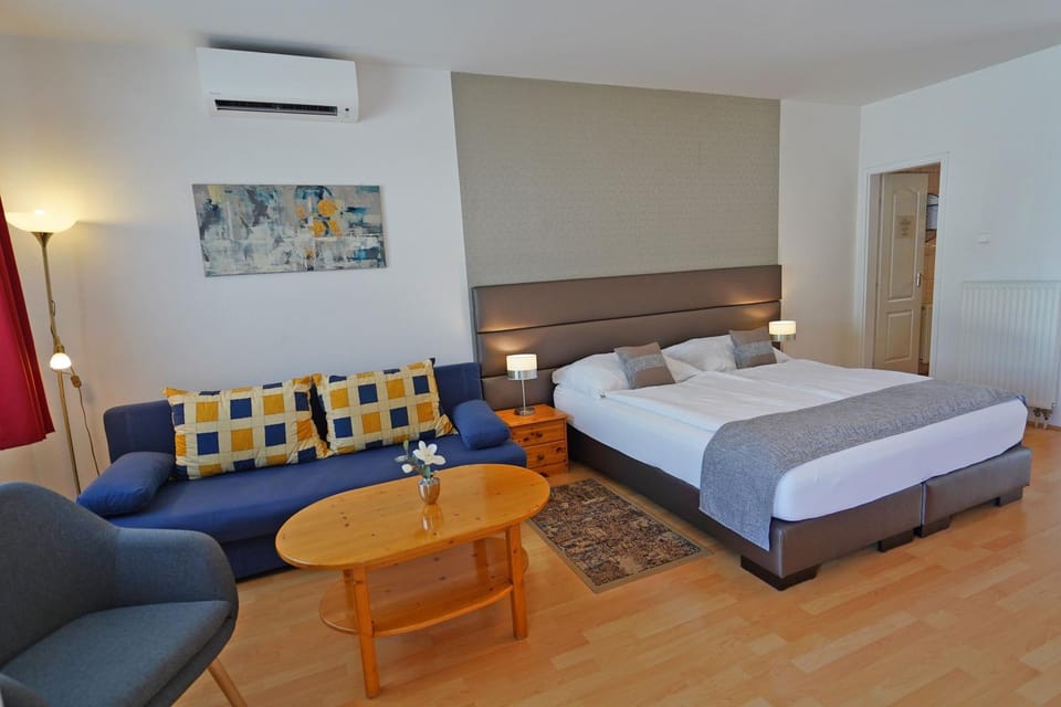 Bed, Photo of the whole room, Seating area, Bedroom, air conditioner