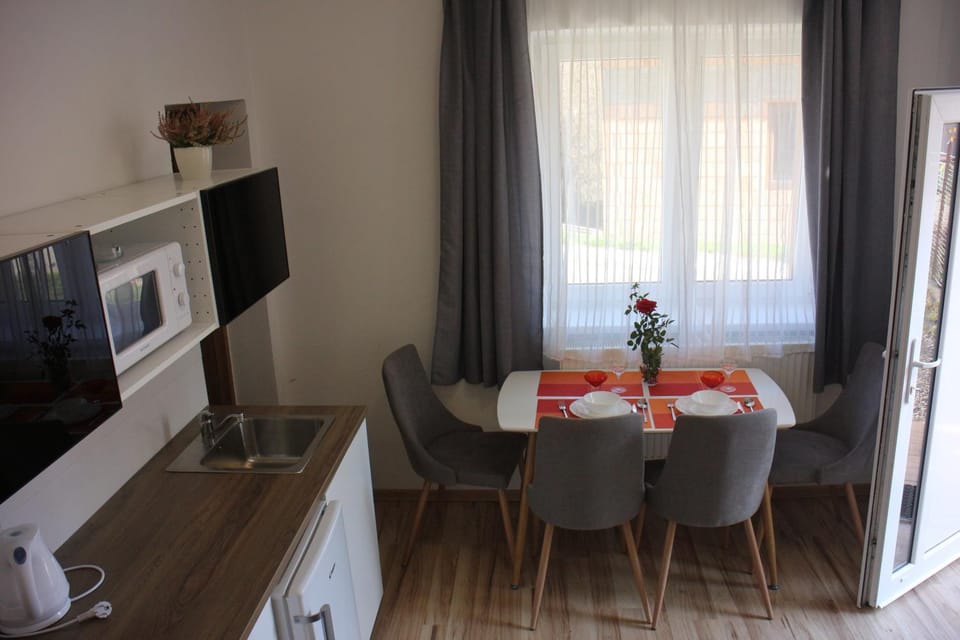 Kitchen or kitchenette, Dining area