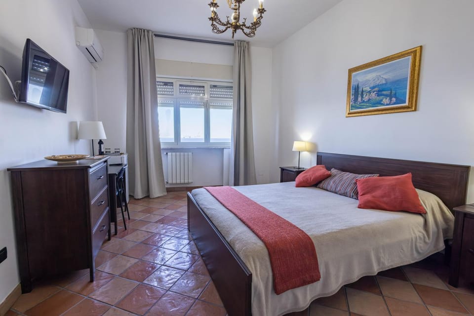 Bed, TV and multimedia, Bedroom