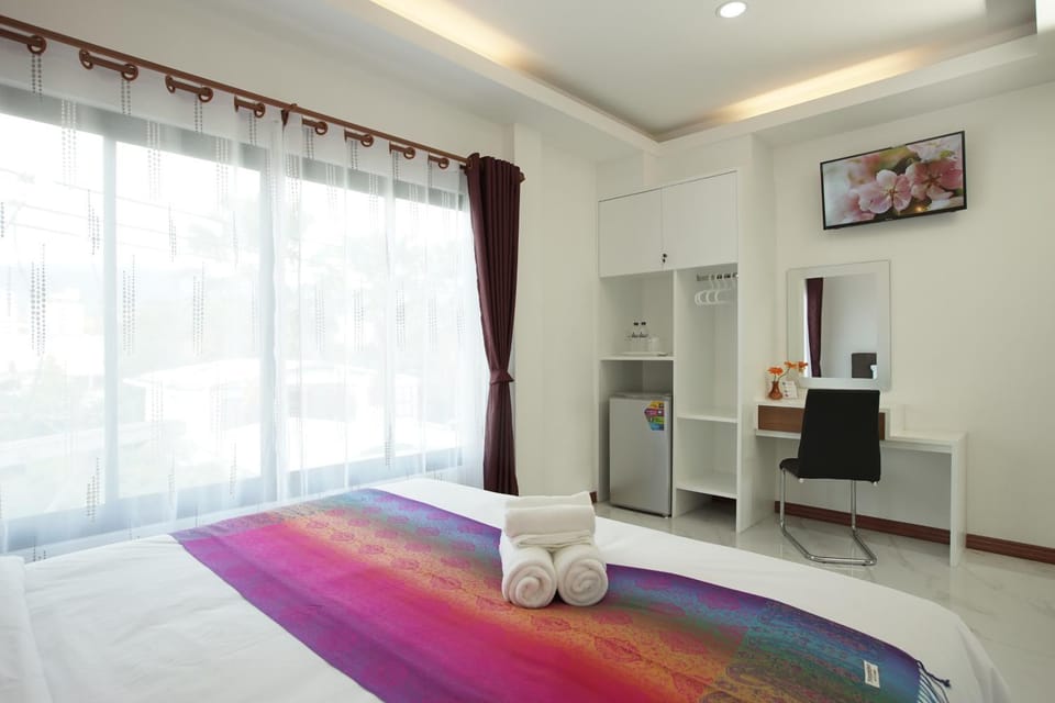 Bed, TV and multimedia, Bedroom