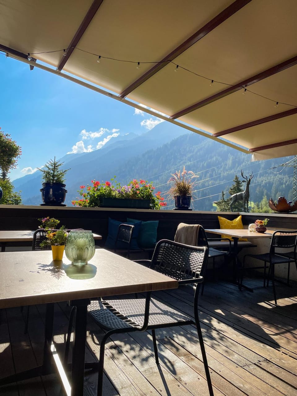 Restaurant/places to eat, Balcony/Terrace