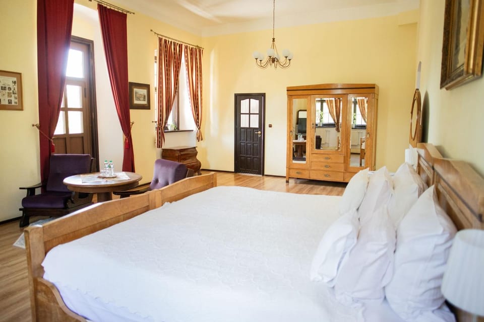Bed, Photo of the whole room, Seating area, Bedroom