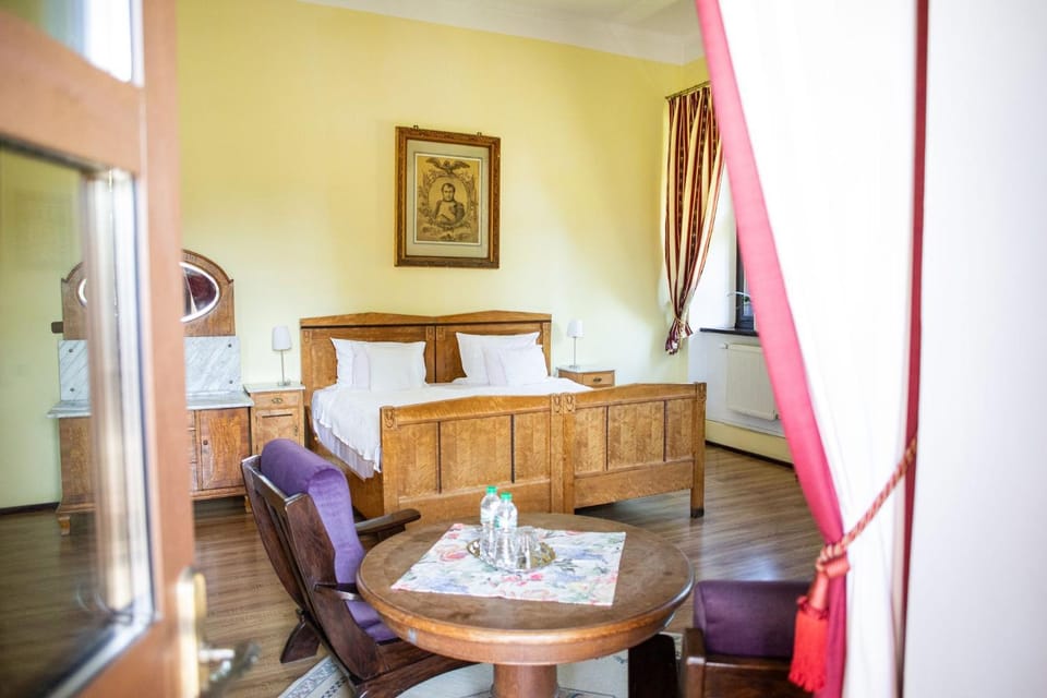 Bed, Photo of the whole room, Seating area, Bedroom