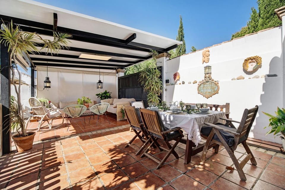 Property building, Balcony/Terrace, Living room