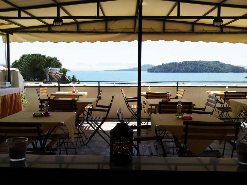 Day, Lounge or bar