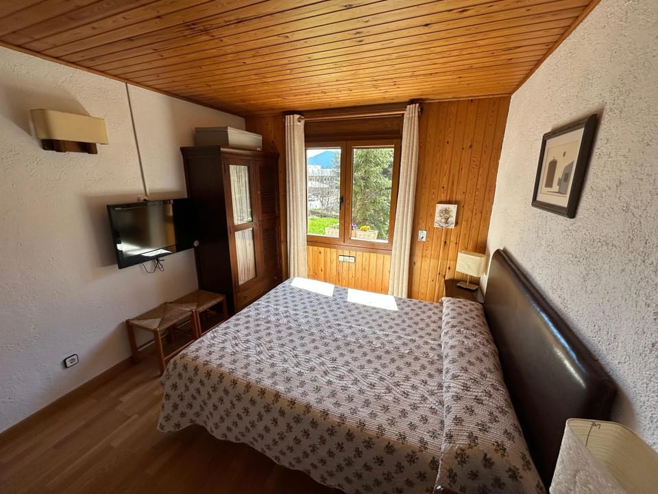 TV and multimedia, Photo of the whole room, wardrobe