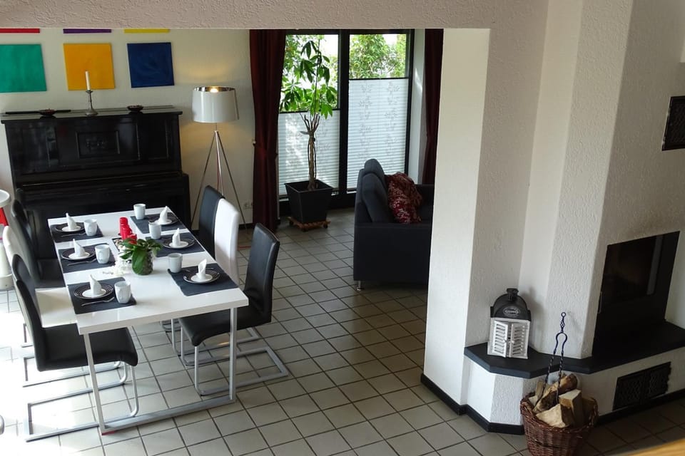TV and multimedia, Living room, Seating area, Dining area
