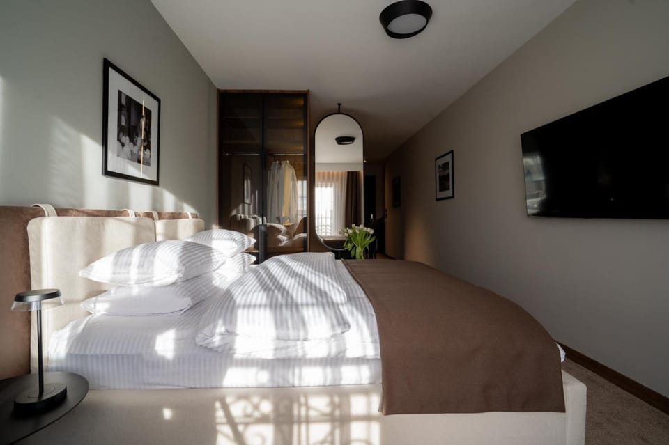 Bed, TV and multimedia, Photo of the whole room