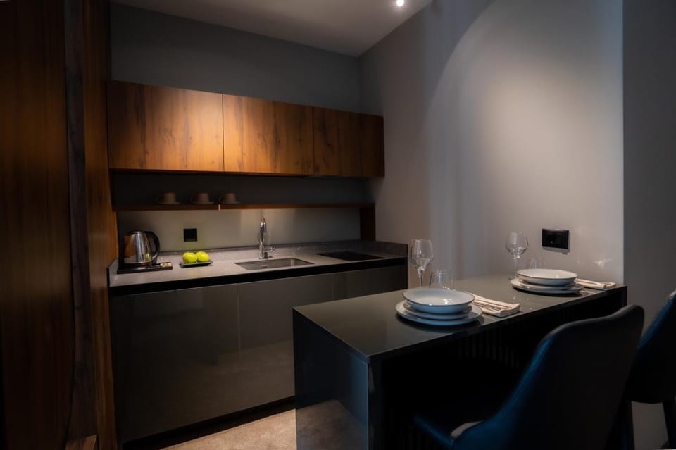 Kitchen or kitchenette, Dining area