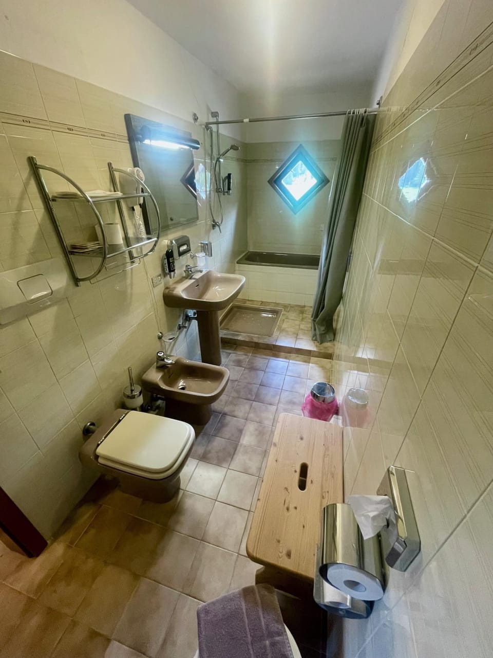 Shower, Toilet, Bathroom, Bath, bidet, towels