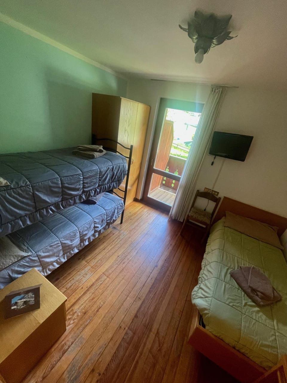 Communal lounge/ TV room, Bed, TV and multimedia, Living room, Photo of the whole room, Bedroom