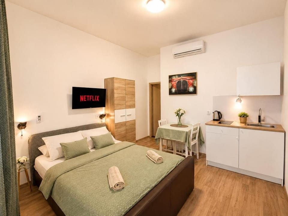 Bed, TV and multimedia, Kitchen or kitchenette, Photo of the whole room, Bedroom, wardrobe, air conditioner