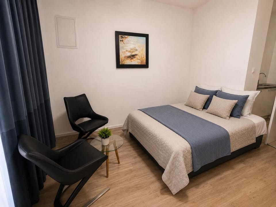 Bed, Seating area