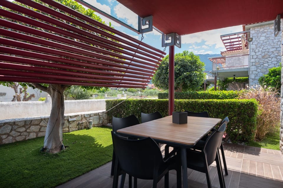 Patio, Day, Garden, Balcony/Terrace, Dining area
