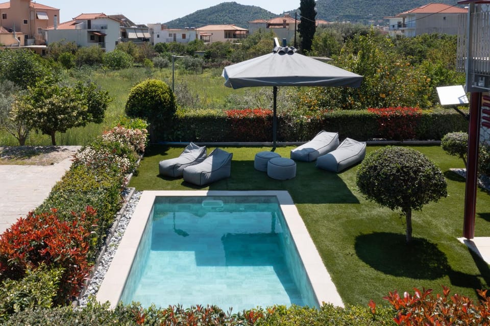 Patio, Day, Garden, Swimming pool, sunbed