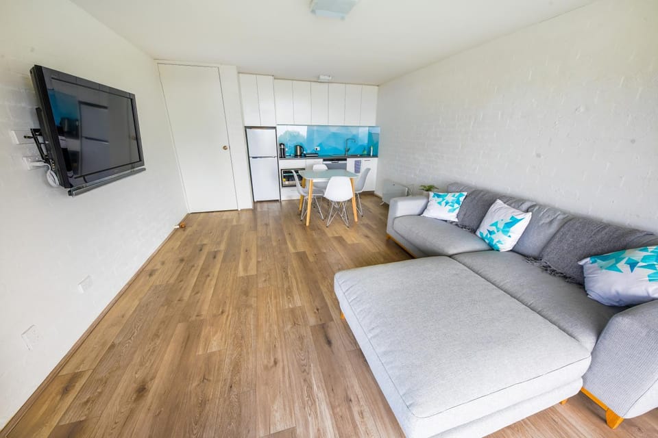 TV and multimedia, Coffee/tea facilities, Kitchen or kitchenette, Living room, Photo of the whole room, Seating area
