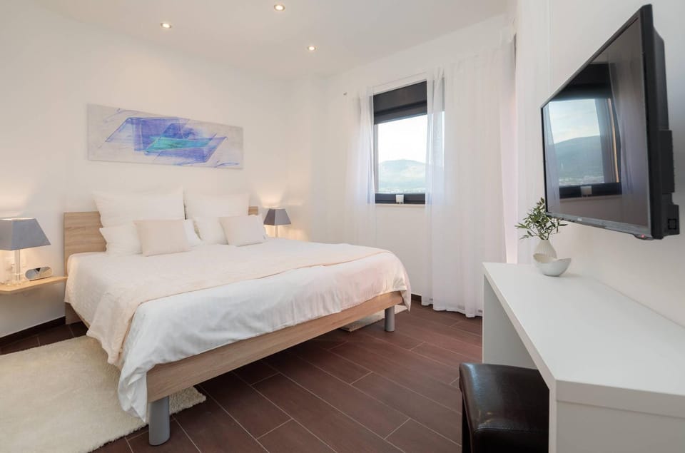 Bed, TV and multimedia, Bedroom