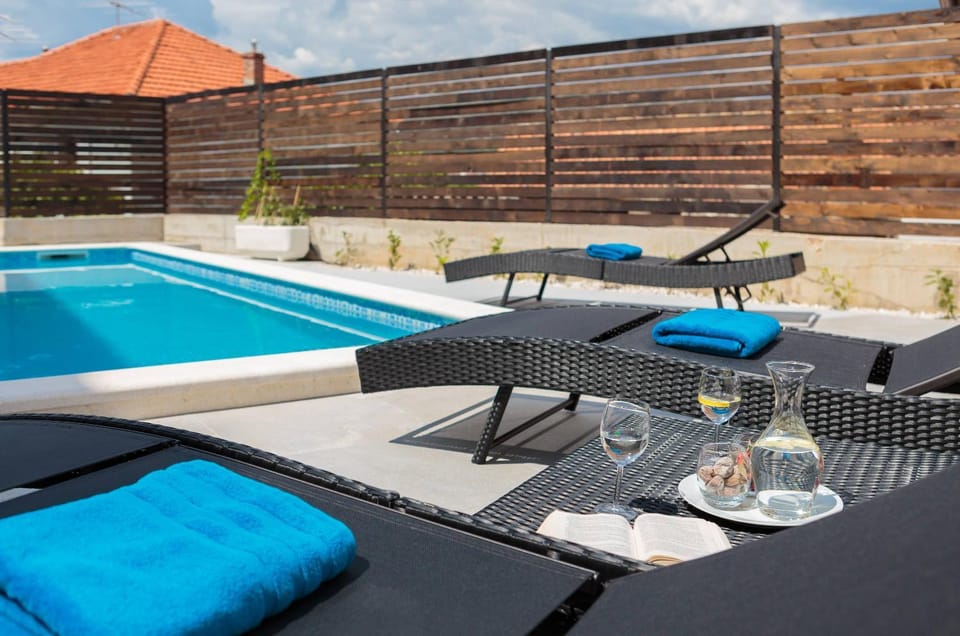 Day, Balcony/Terrace, Food and drinks, Pool view, Swimming pool, Drinks, sunbed